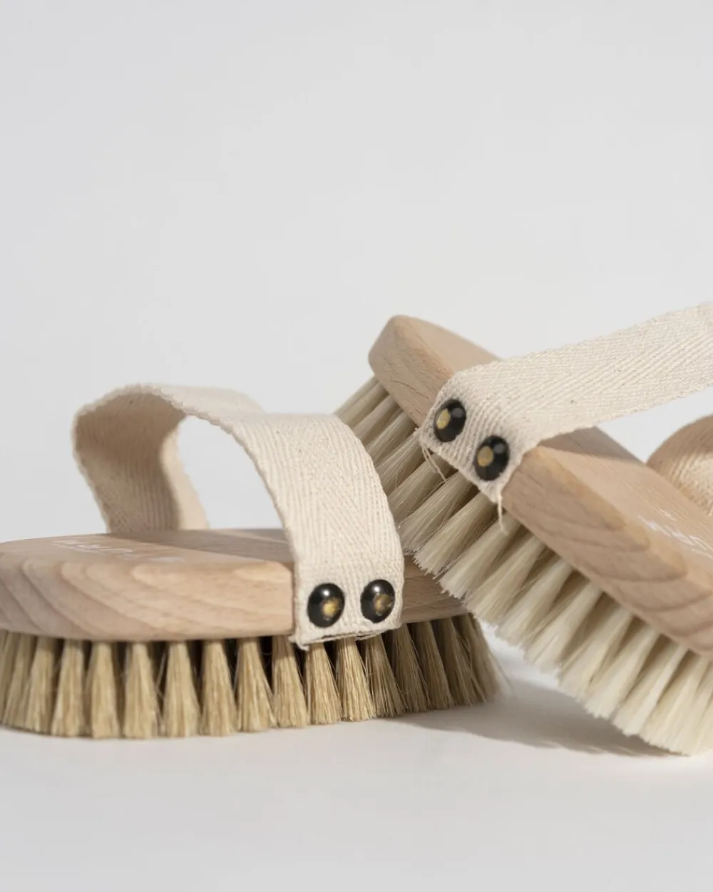 Dr. Barbara Sturm Anti-Cellulite Body Brush - Soft Hot