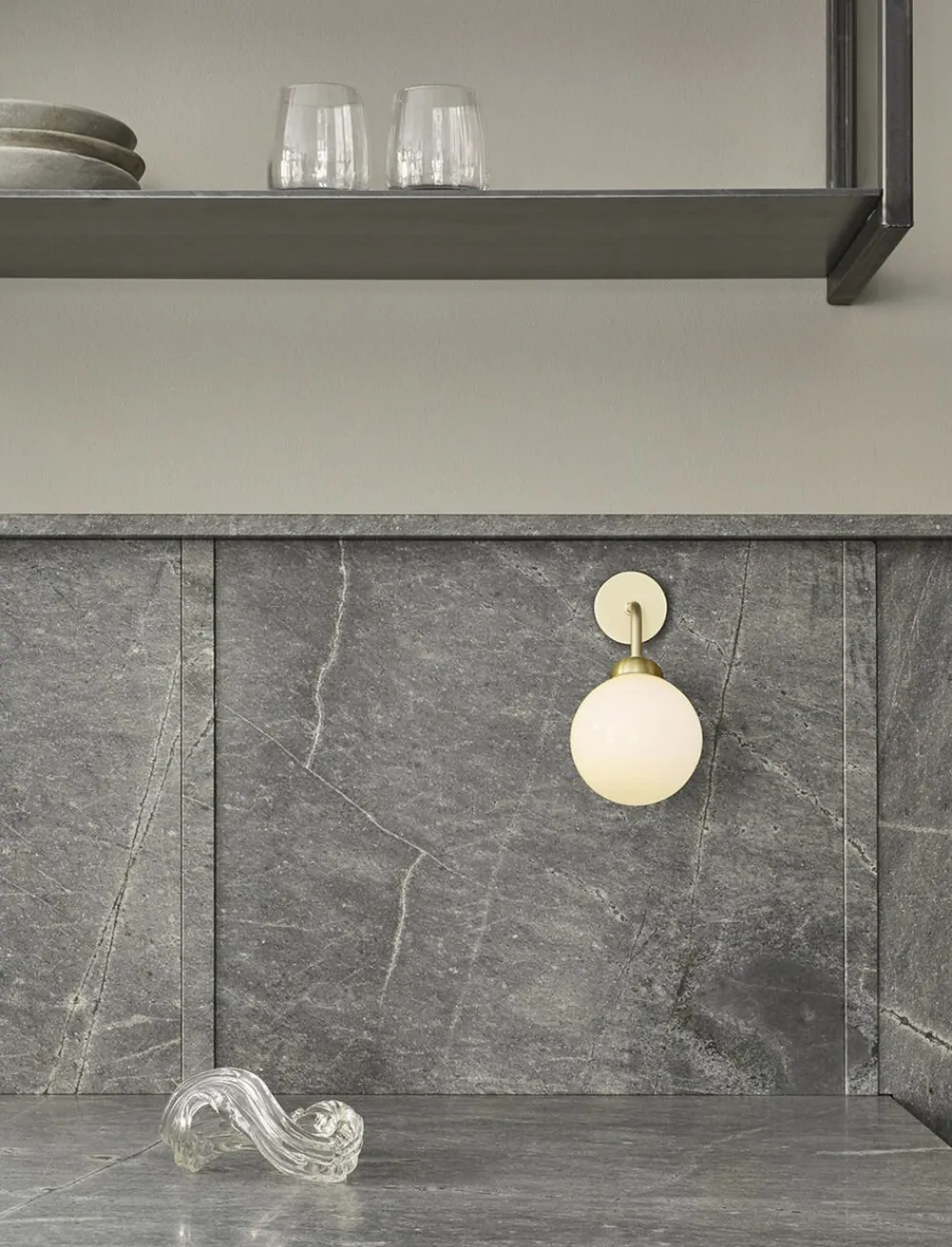 Nuura Apiales Wall, brushed brass / opal