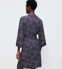 Dame Triumph Aura Spotlight Robe 01