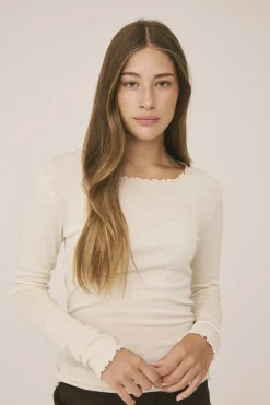 Cilla 14 Langærmede striktrøje med bølgende kant - 100% Merino uld>Magasin du Nord Collection Hot