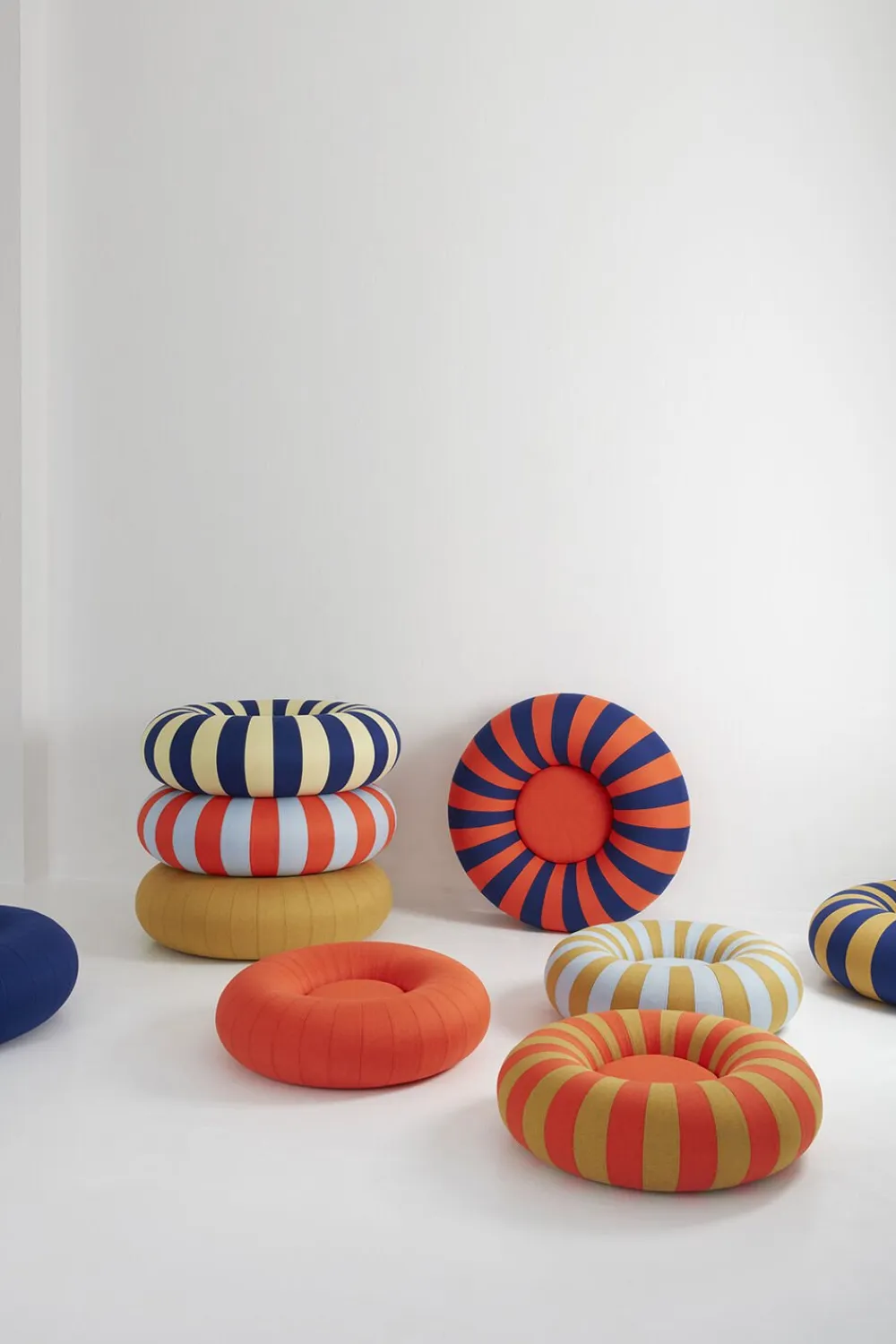 FLOAT, LARGE, DARK BLUE/RED>Studio About Hot