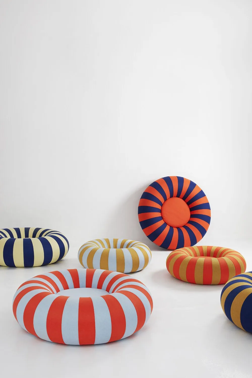 FLOAT, LARGE, DARK BLUE/RED>Studio About Hot
