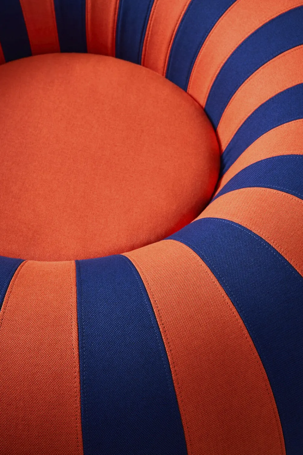 FLOAT, LARGE, DARK BLUE/RED>Studio About Hot