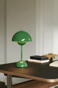 &Tradition Flowerpot Portable Lamp VP9, Magnetic Charger Signal green