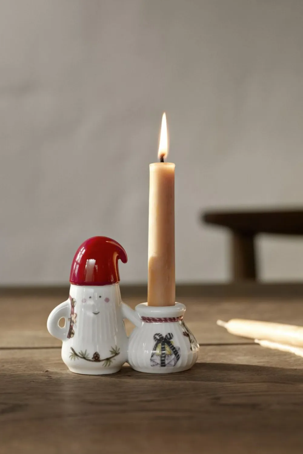 Kähler Hammershøi Christmas Nissefar lysestage H8. 5 hvid m. deko