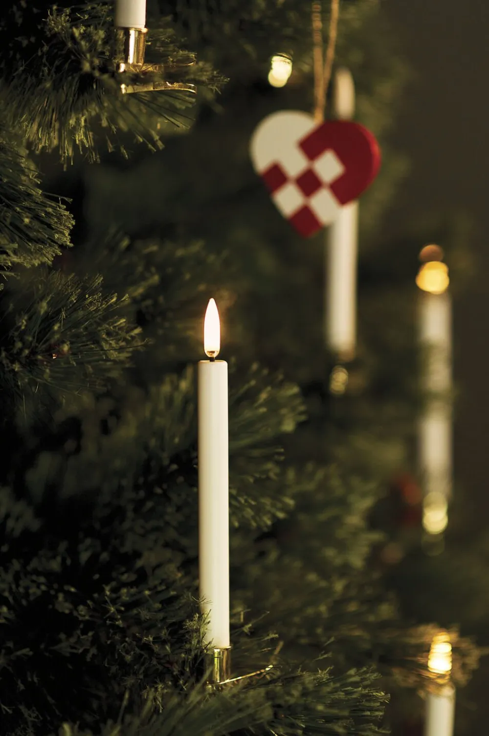 Uyuni LED mini Taper Candle w. Gold Clip - 4 pack - 1,3 x 13,8 cm