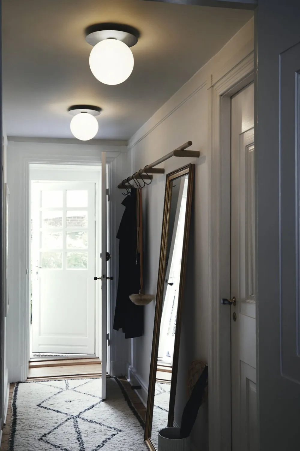 Nuura Liila 1 Large IP44 Light silver / opal