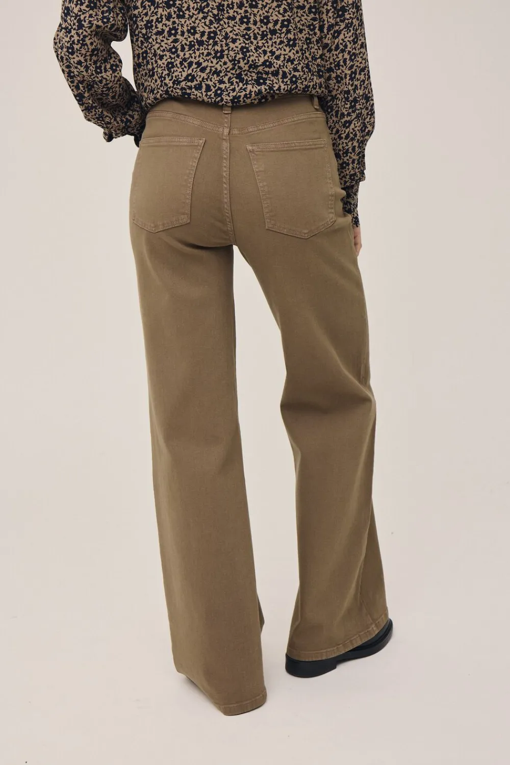 Lova M127 Højtaljet jeans med brede ben - Økologisk bomuld GOTS>Magasin du Nord Collection New