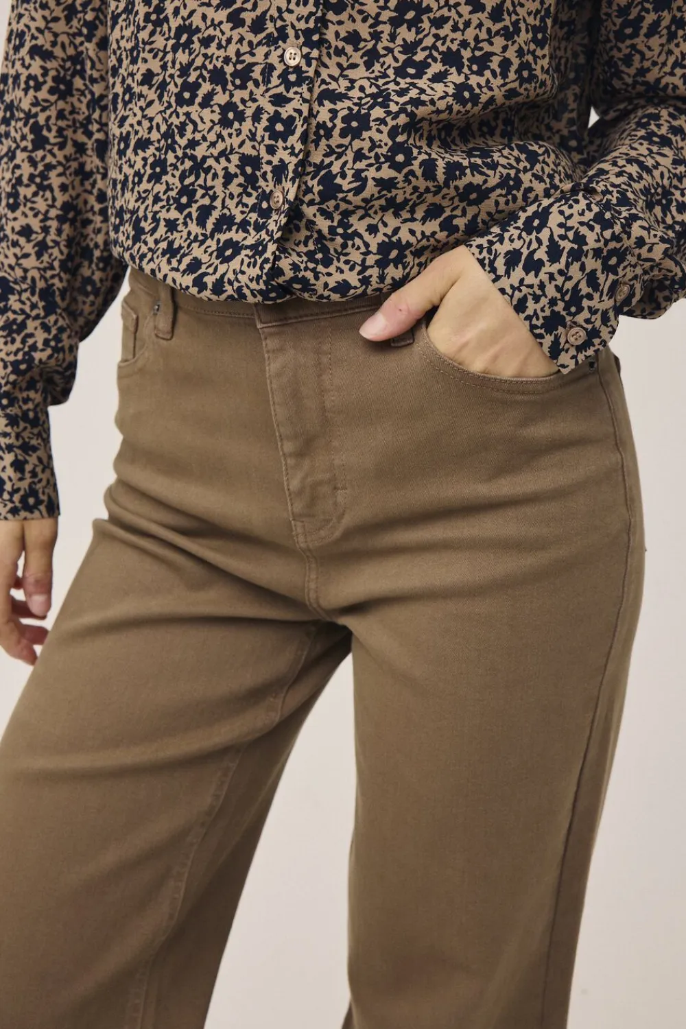 Lova M127 Højtaljet jeans med brede ben - Økologisk bomuld GOTS>Magasin du Nord Collection New