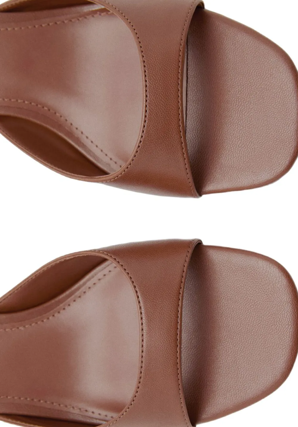Patent leather effect heeled sandal>MANGO Hot